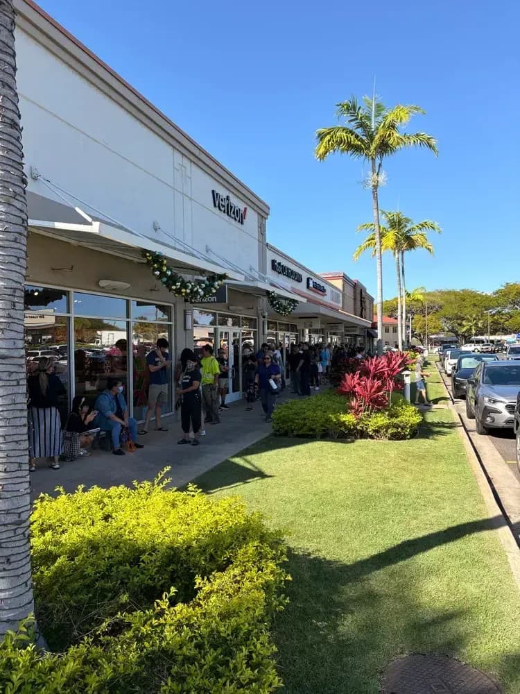 Pepper Lunch Hawaii opening day line wrapped around the building