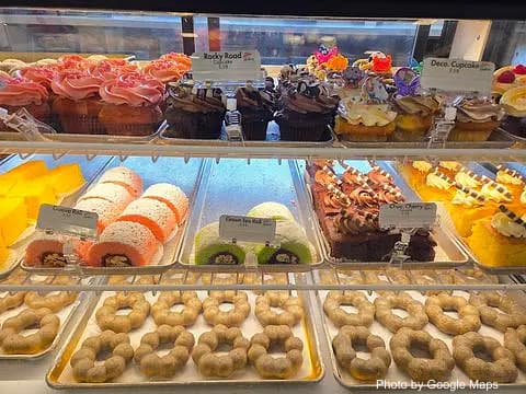 Liliha Bakery Pearl Highlands - Photo 2 of 2 | NateEatsHawaii restaurant gallery and food photos from Oahu, Hawaii
