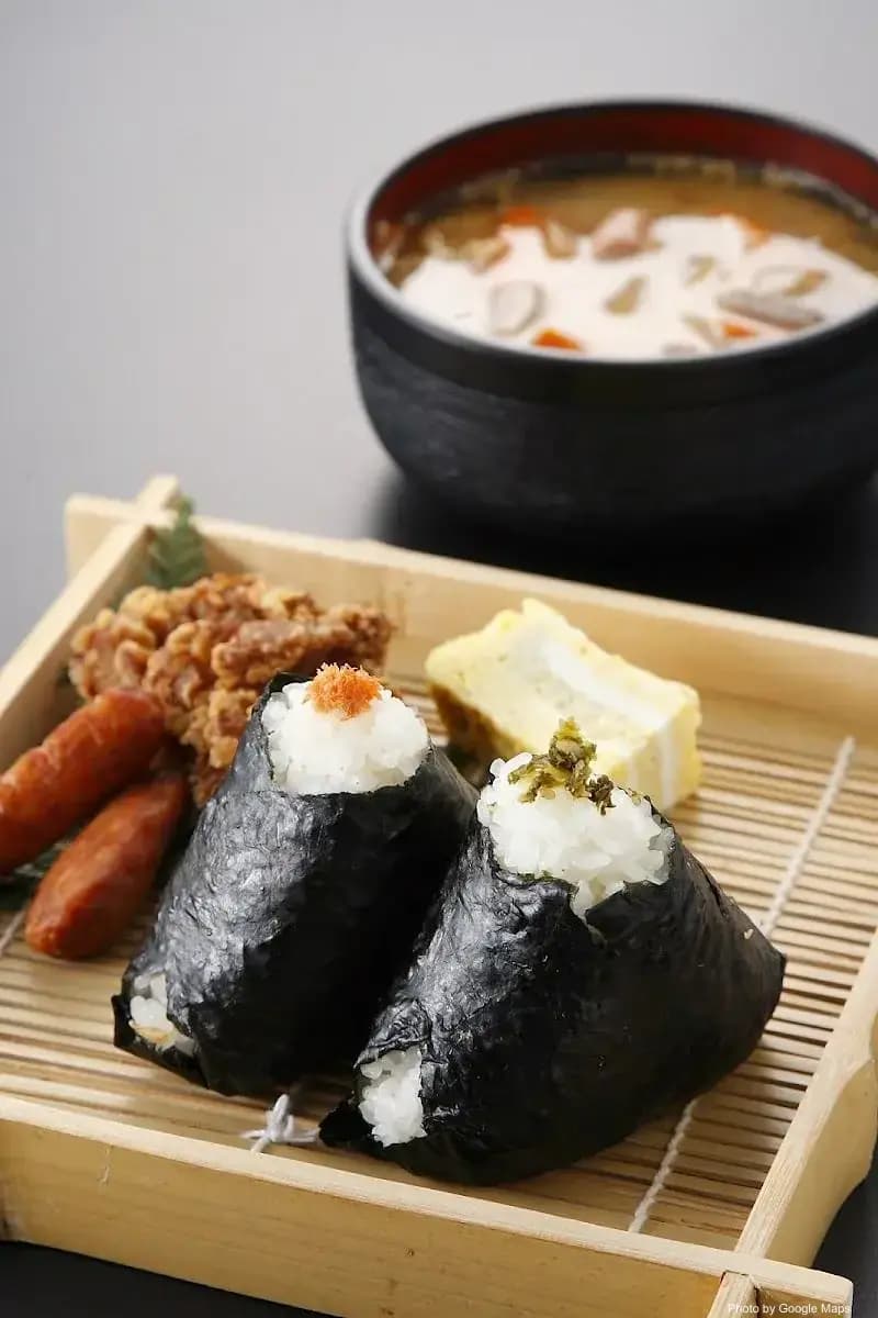 Musubi Cafe IYASUME Waikiki Beach Walk - Photo 2 of 6 | NateEatsHawaii restaurant gallery and food photos from Oahu, Hawaii